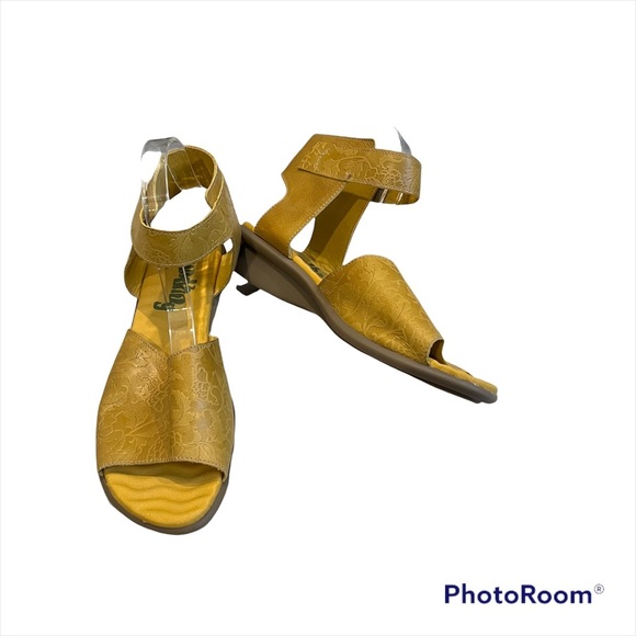 Groundhog Aken Yellow Leather Ankle Strap Sandals - Picture 2 of 14